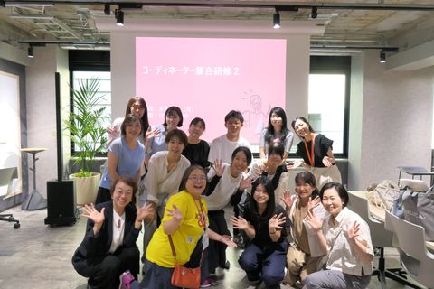 こども家庭庁職員、研修受講したNPO法人SmileyDreamさんと集合写真
